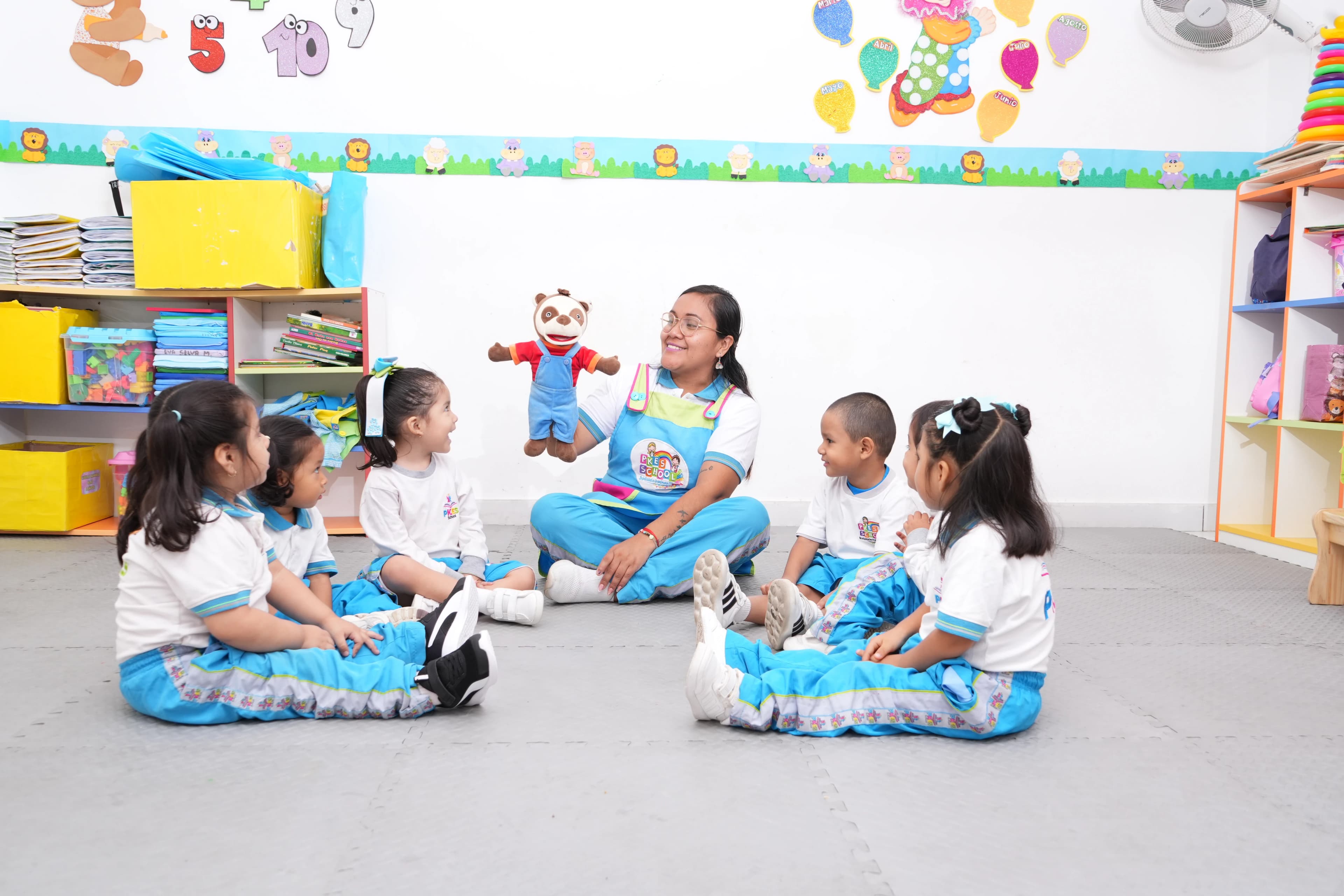 Niños en clase de estimulación temprana en PKES School, Huacho y Huaura